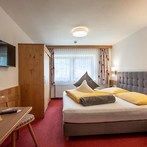 Zimmer mit Kingsize-Bett